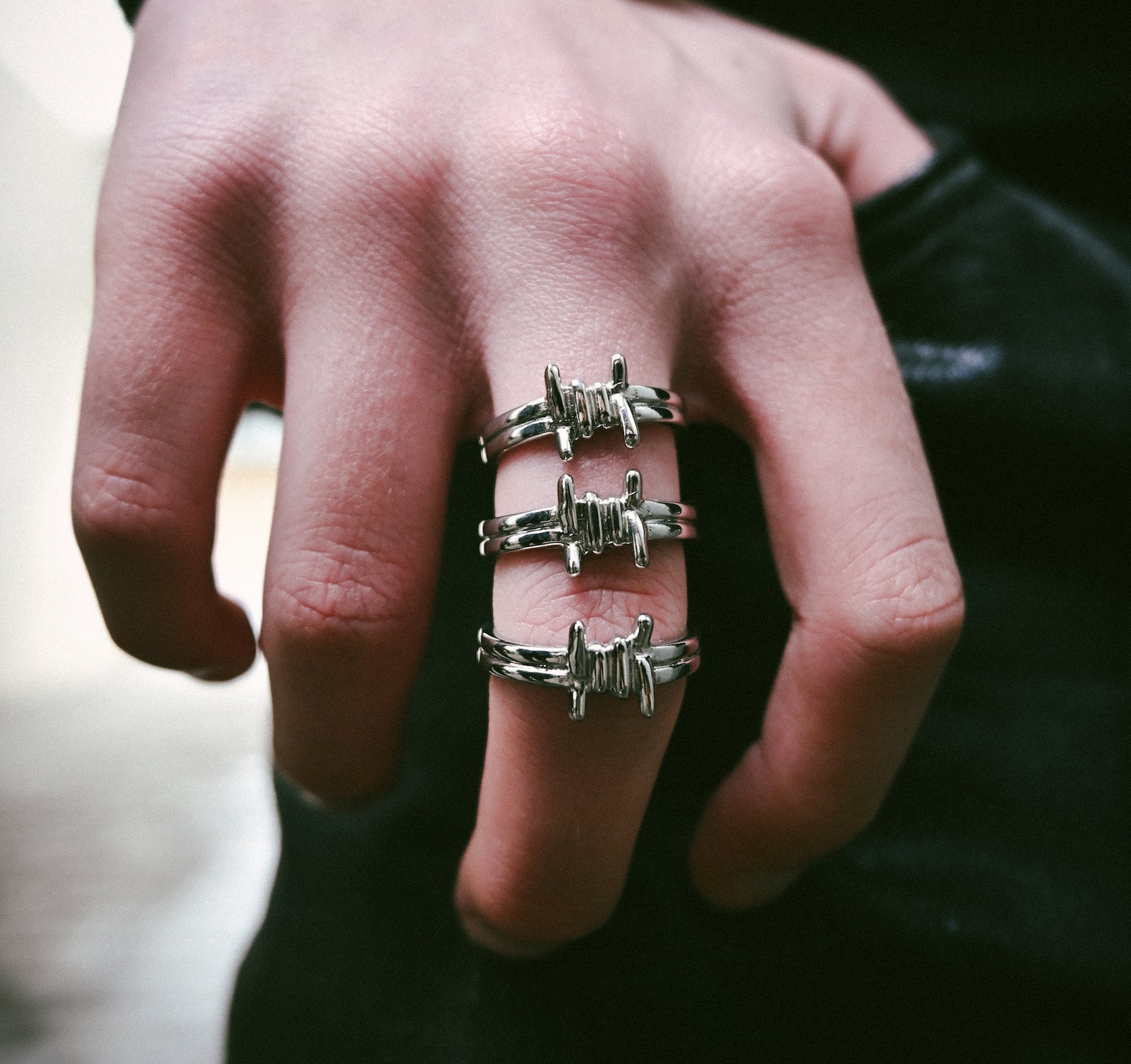 wire ring prsten prstýnek zlaty zlato gold hustlevalue sensey dorian grey yzomandias niktendo milionplus streetwear fashion doplnek doplnky drat ostnaty barbed wire stribrny stříbrný stribro stříbro silver