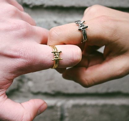 wire ring prsten prstýnek zlaty zlato gold hustlevalue sensey dorian grey yzomandias niktendo milionplus streetwear fashion doplnek doplnky drat ostnaty barbed wire 