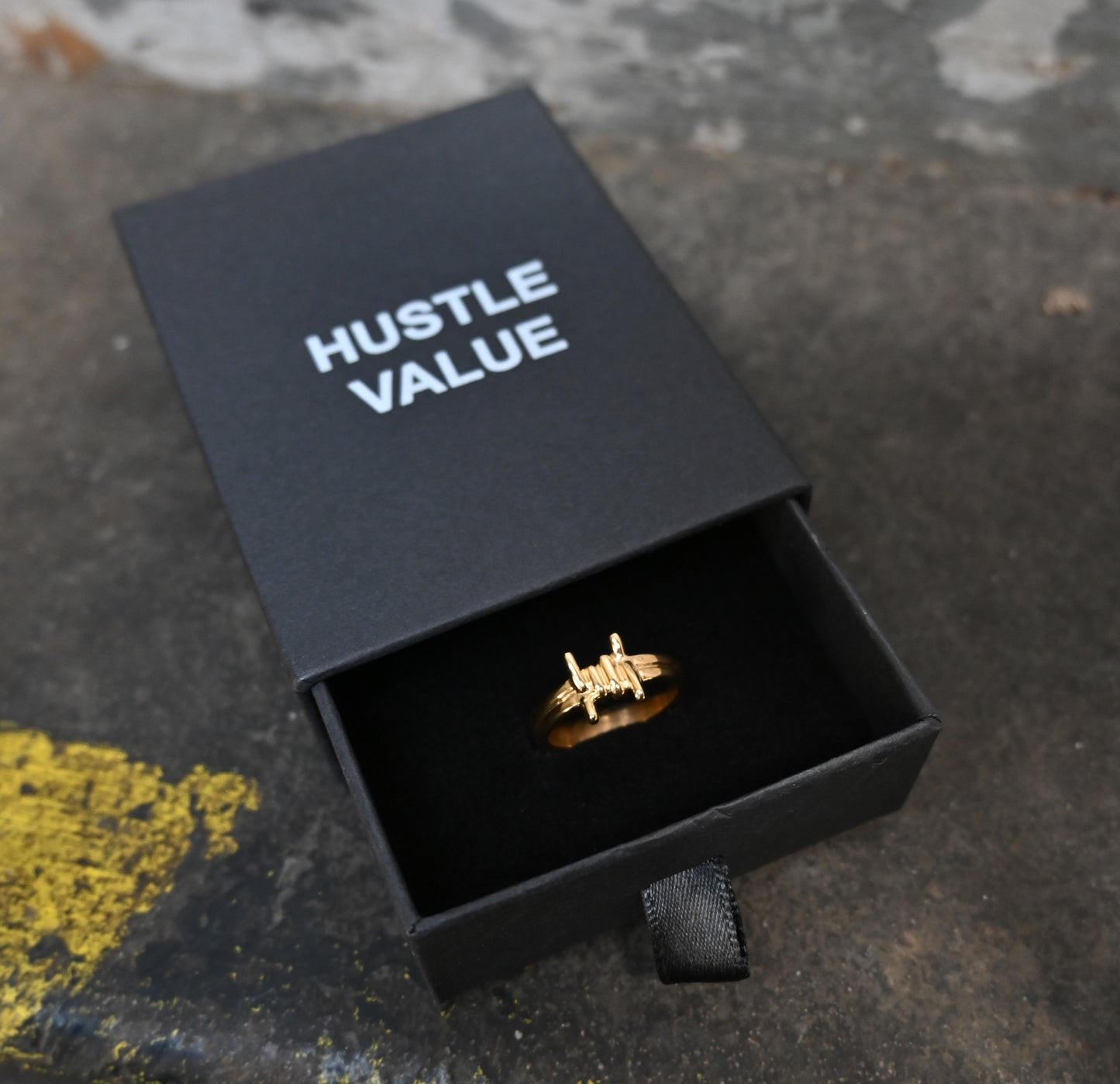 wire ring prsten prstýnek zlaty zlato gold hustlevalue sensey dorian grey yzomandias niktendo milionplus streetwear fashion doplnek doplnky drat ostnaty barbed wire 