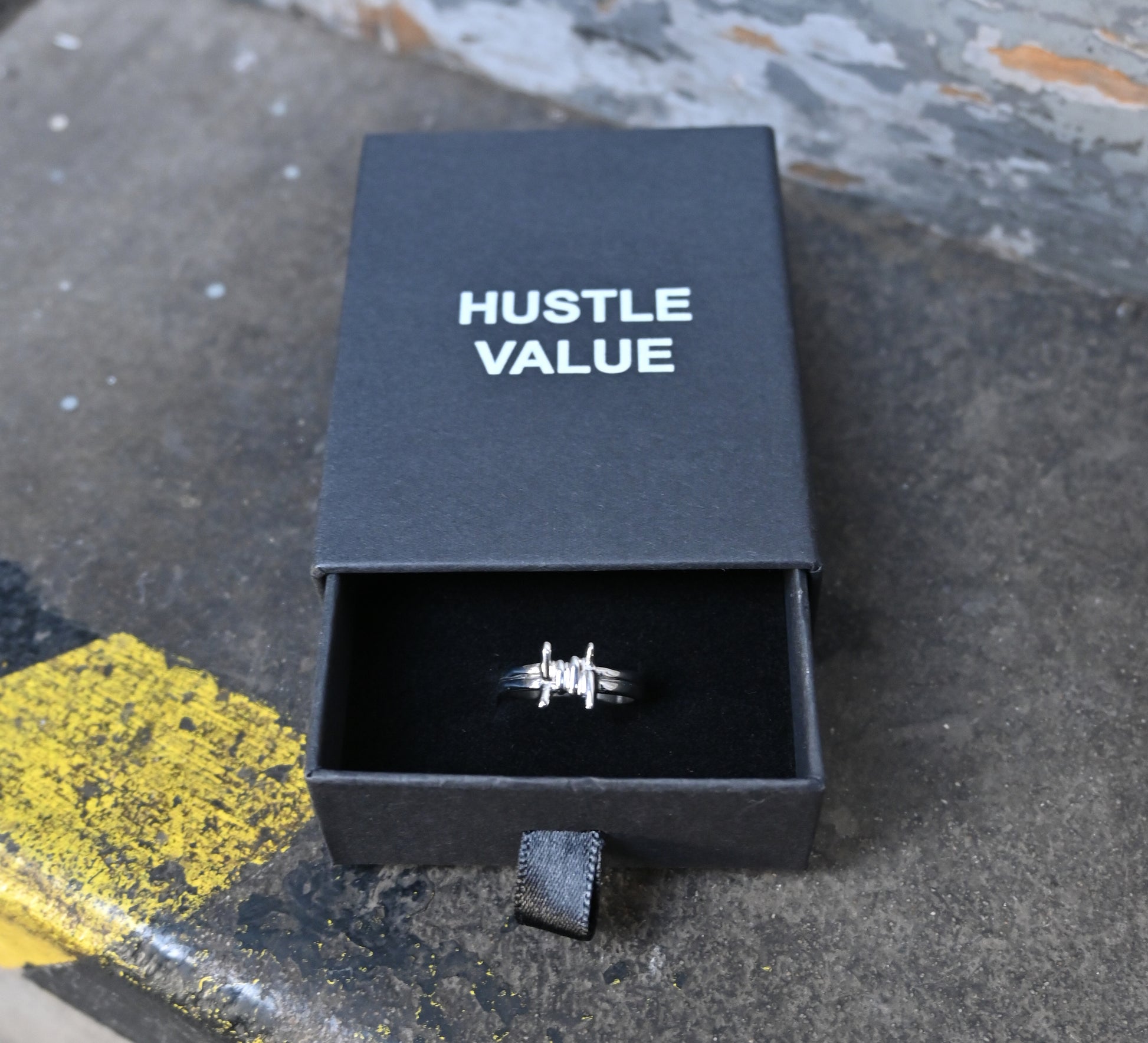 wire ring prsten prstýnek zlaty zlato gold hustlevalue sensey dorian grey yzomandias niktendo milionplus streetwear fashion doplnek doplnky drat ostnaty barbed wire stribrny stříbrný stribro stříbro silver